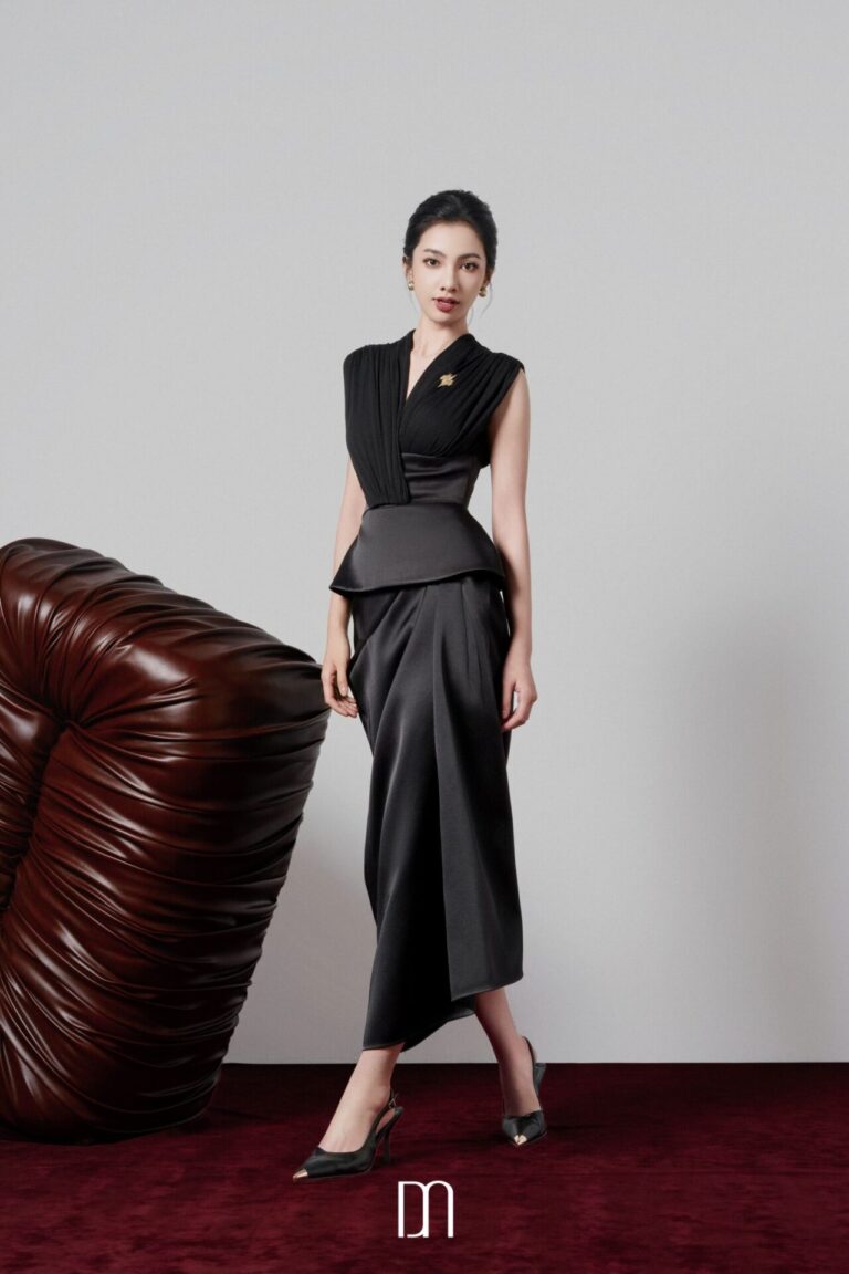 Jovie sleeveless V neck drapping peplum top