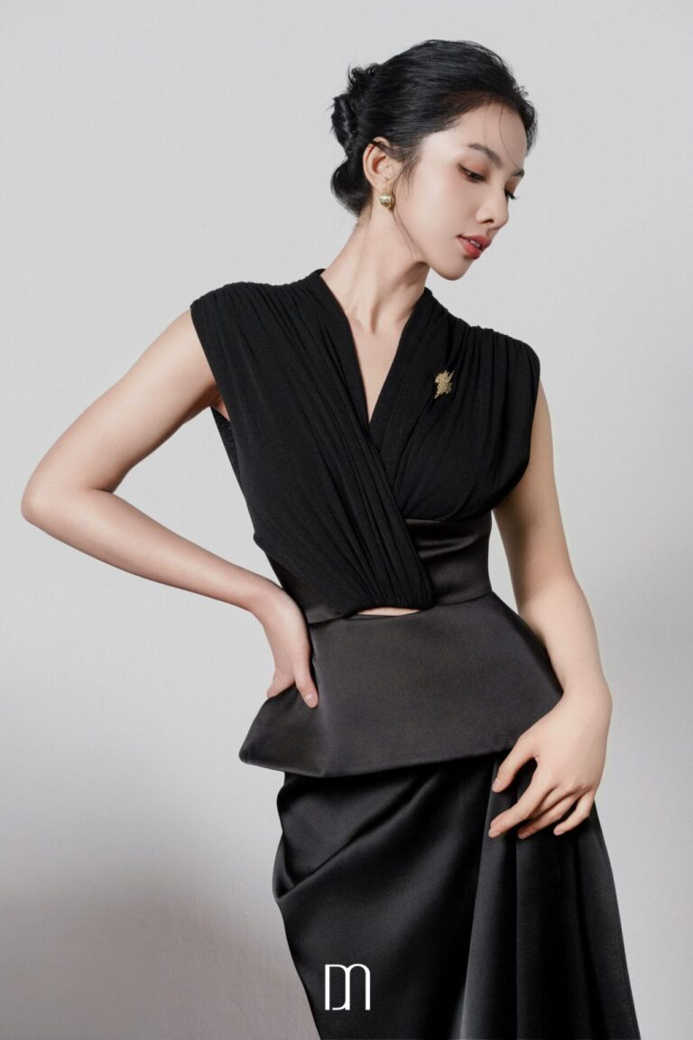 Jovie sleeveless V neck drapping peplum top