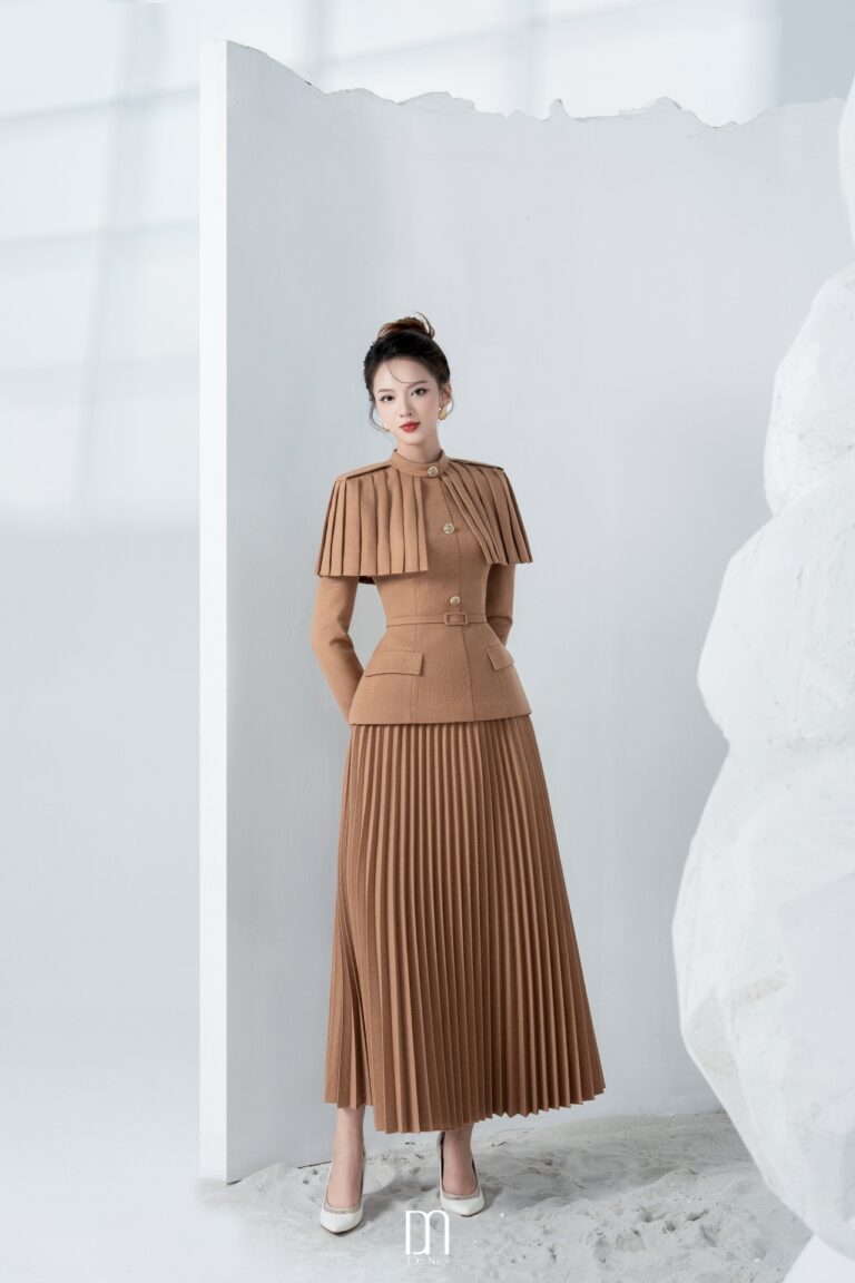 Dolly tweed vest with pleated cape
